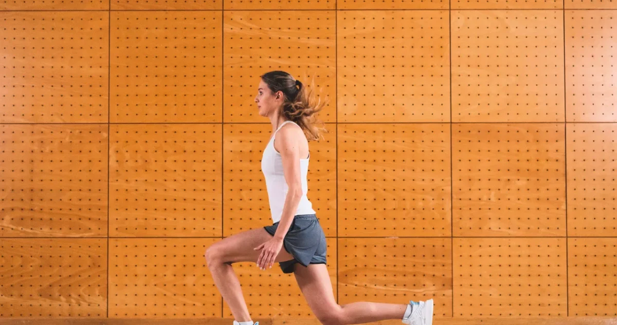 an image of a lady doing lunges exercise for weight loss