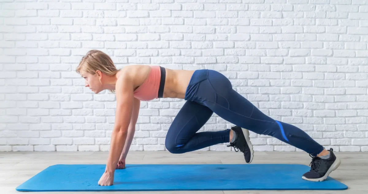 An image of a lady doing mountain climbers for weight loss